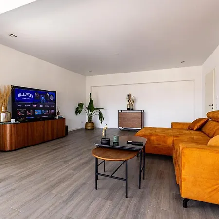 Vakantiehuis For 6 Modern Retreat *